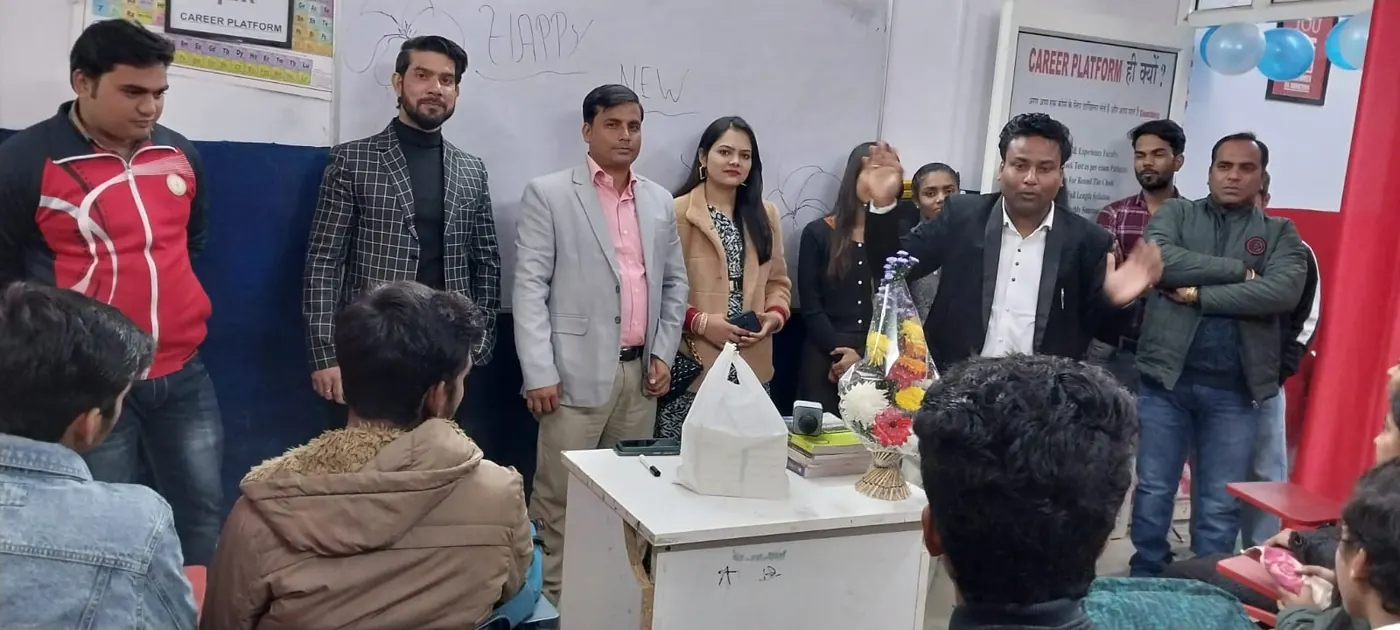 Career Platform faculty addressing students during a guidance seminar