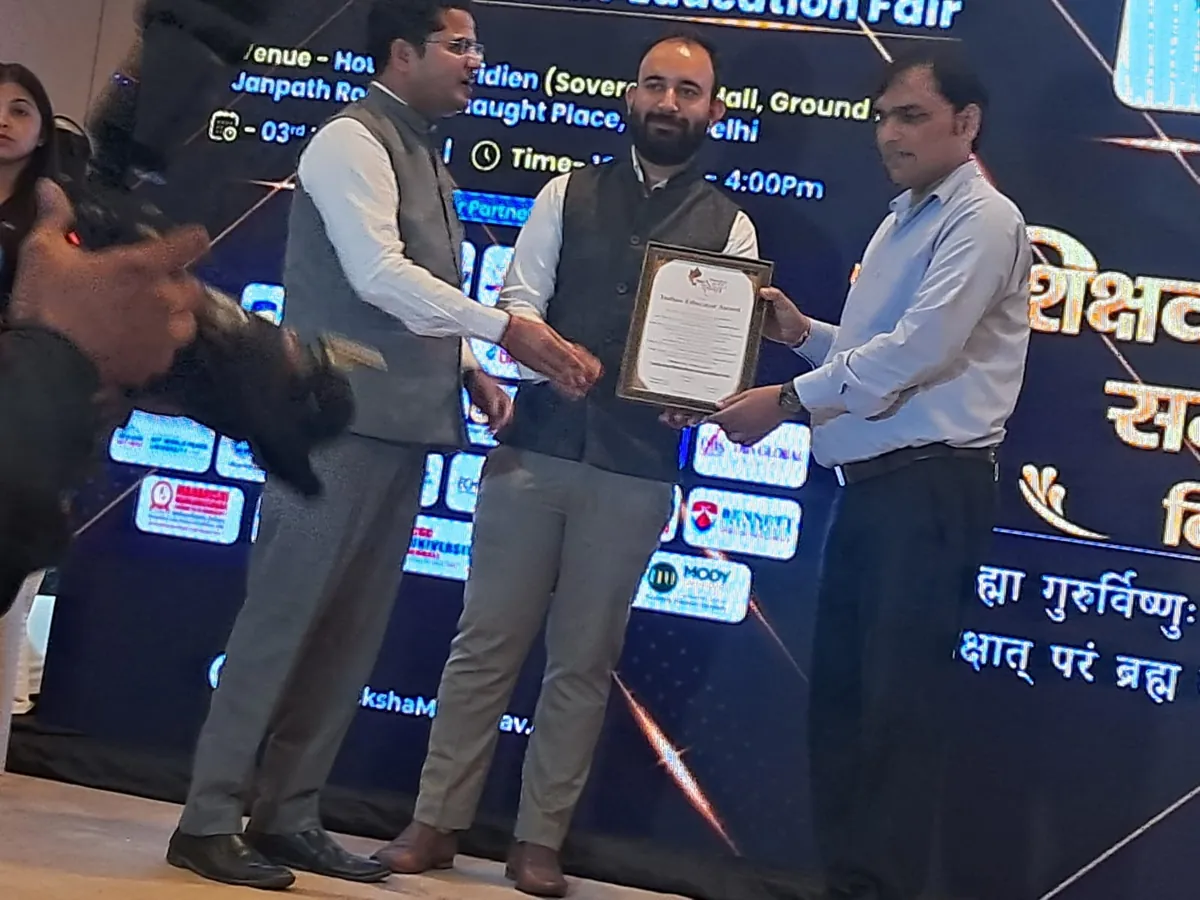 Career Platform receiving the Indian Educator Award on stage at the Shiksha Sammaan Samaroh, Delhi